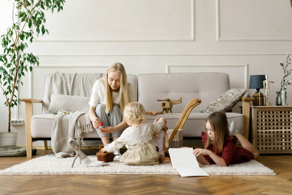 Familie mit Kindern im warmen Wohnzimmer – Förderung für Heizung und Dämmung 2026
